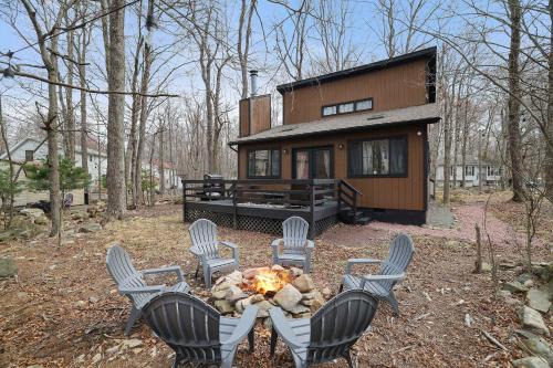 3BR Home w Outdoor Fun Lake Fire Pit Games Grill