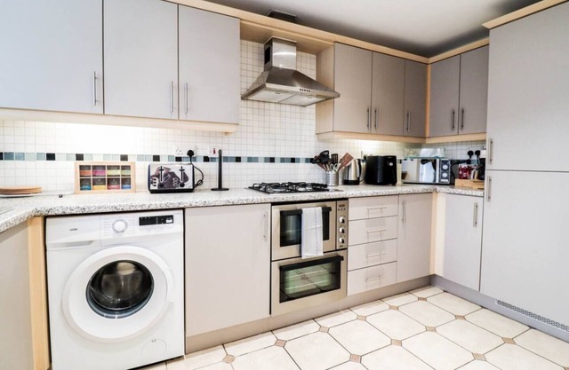 3BR House with Parking near Iron Pier Thames River