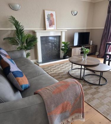 3BR House with Parking 10 Mins to Airport Sleeps 6