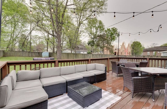East Nash Retreat: Sleeps 10, Yard, Walk to Bars!