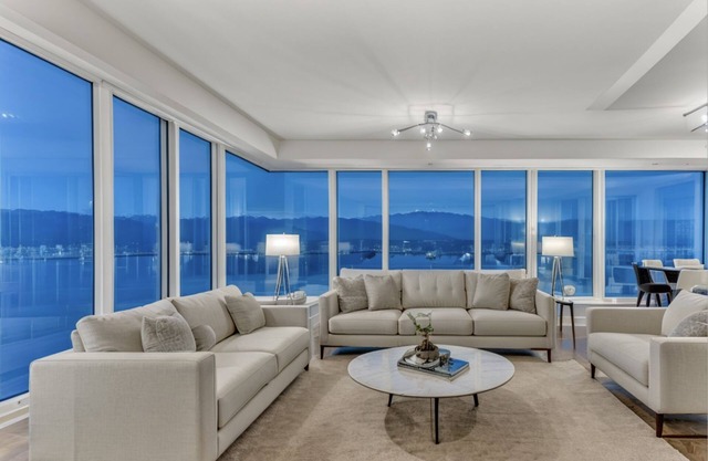 3BR Luxury Haven: Skyline Views, Spa Retreat, Prime Downtown Locale!