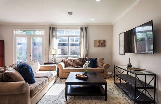 3BR Luxury Home in the Heart of Upper Kirby!