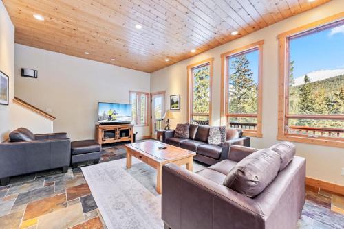 3BR Mountain Retreat with Hot Tub