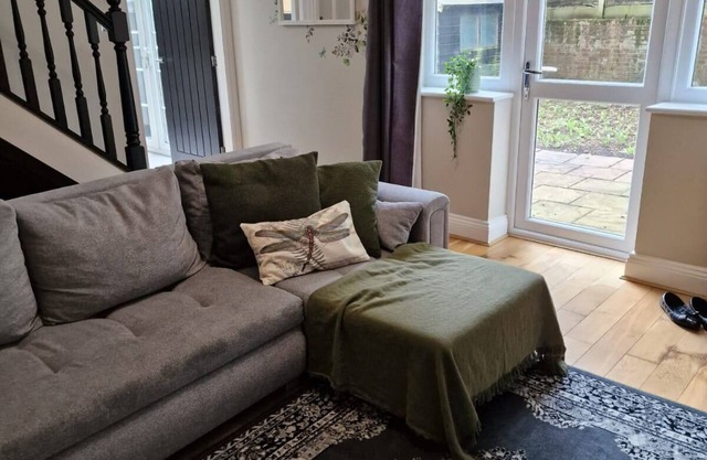 3BR Near Airport with private gated parking, close to city centre and motorway