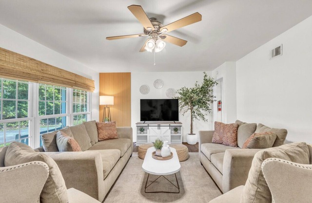 Near River St & Forsyth | Screened Porch, Big Yard