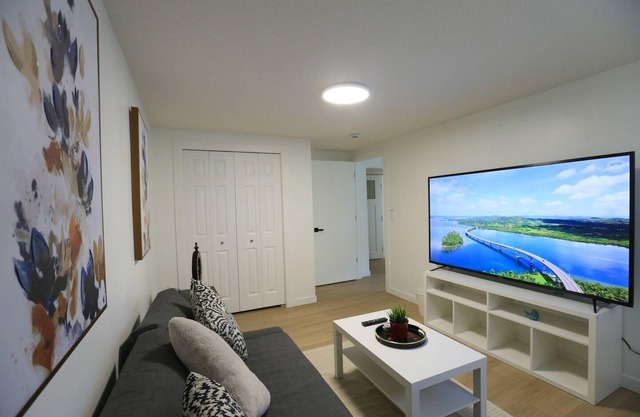 3br - near shops dining, 9 min DT, 4 min to UofC