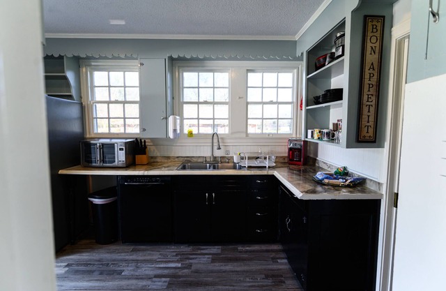 3BR, Newly Renovated, Cozy Cottage with HOT TUB