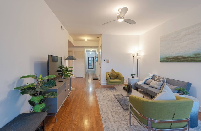 3BR Prime Hyde Park Location Near University of Chicago and Dining