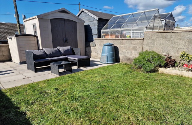 3BR-Sleeps6-PetsOK-Off road parking-Garden