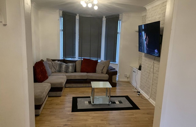 3br-sleeps7-garden-parking