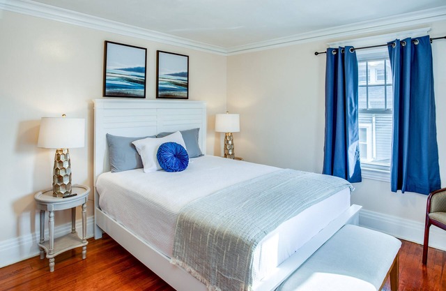 3BR/Smart TV/Off-Street Parking