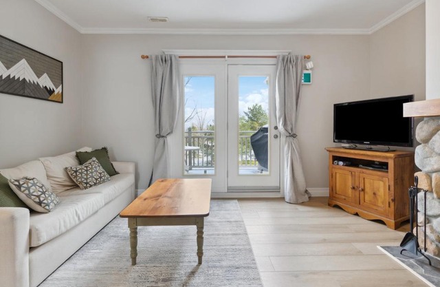 3BR Snowbridge Chalet in Blue with Golf Course View