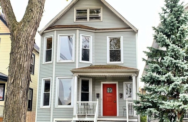 3BR Spacious Home Away From Home. Coziest neighborhood in Chicago.