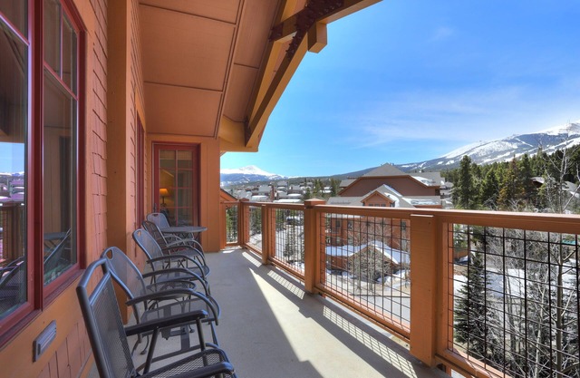 3br Sweeping Snowcapped Views + Expansive Balcony - Sleeps 9 3 Bedroom Condo by RedAwning