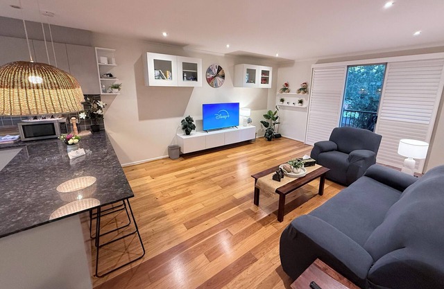 3BR Townhouse w LivingRm Kitchen Laundry Parking Trams Highpt 6min City 18min