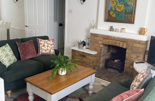 3BR Victorian Cottage with garden, close to Windsor and Heathrow