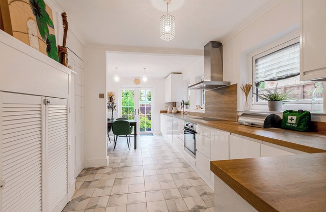 3BR Victorian MultiLVL apartment in East Dulwich