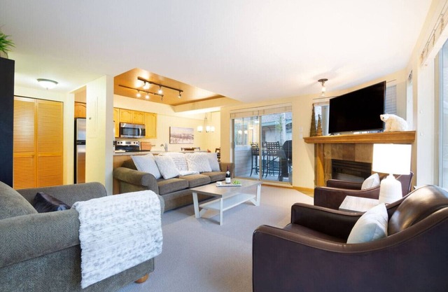 3BR Village Townhouse w/ Pvt Hot Tub & Parking