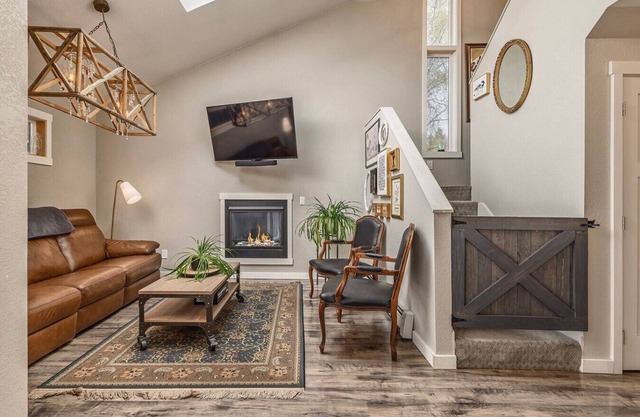 3BR w/ Views Trails/Airport
