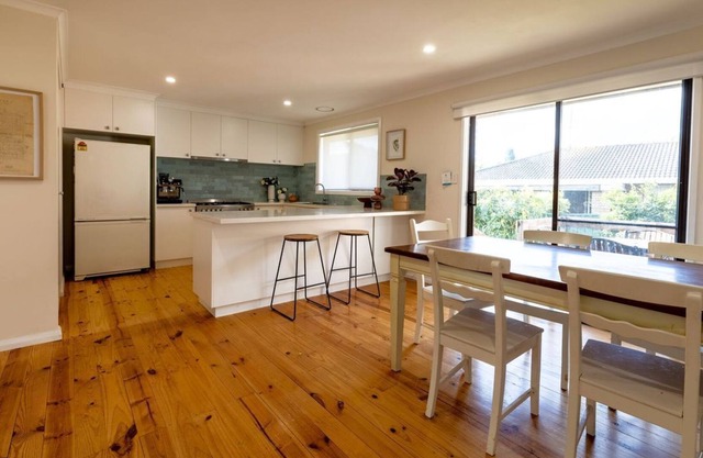 3dr renovated home, near shops, Ballarat CBD & Melb Freeway