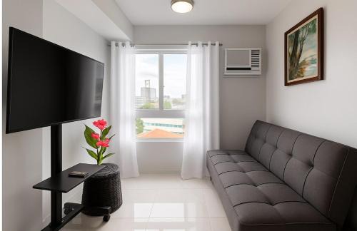 3GM, a cozy end corner 1 bedroom unit with a balcony