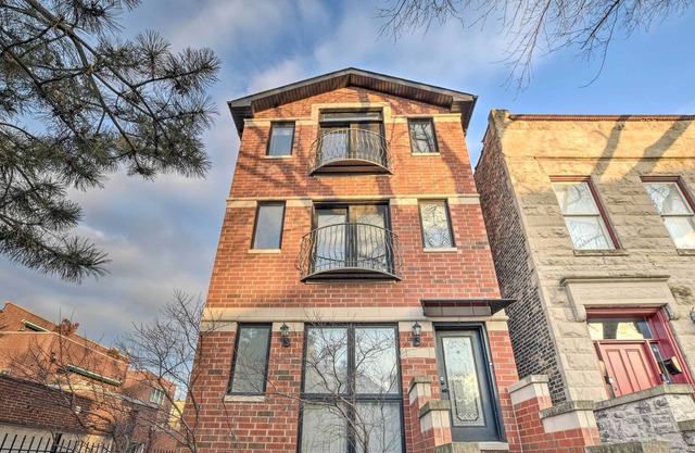 3rd-Floor Chicago Condo: Walk to CTA Stations!