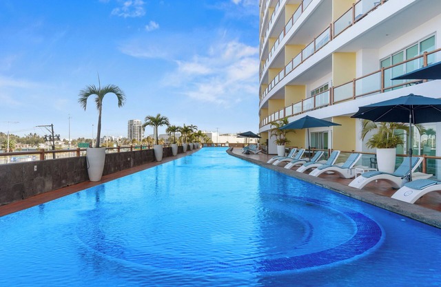 3rd-Floor Gem w/ Cruise Views & Rooftop Lounge