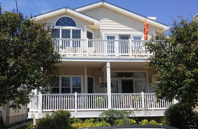 * 3ª casa desde la playa * 2º piso en condominio, vista parcial al mar ** Pases gratis a la playa **