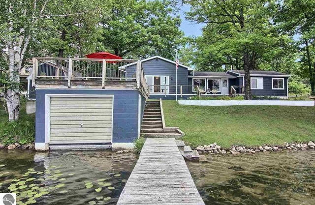 Tercera noche gratis + $ 25 @ Short's Brewery: Clam Lake Cottage w / Torch Lake Access