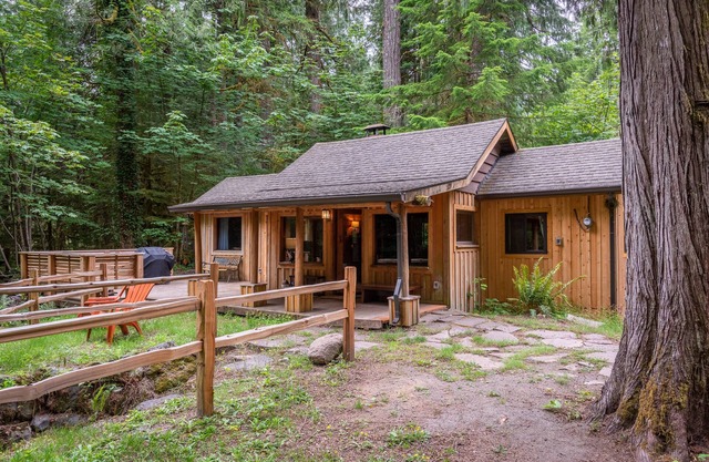 Nuevo listado: acogedora cabaña en el río ZigZag, WiFi, a pie de Village