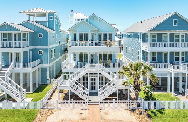 3rd Row in Beachside Village - Elevator, 4 Decks, 2 Suites, 9 Miles to Downtown