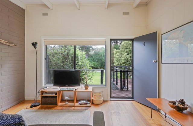 4/2 Honeysuckle Grove, Silverleaves