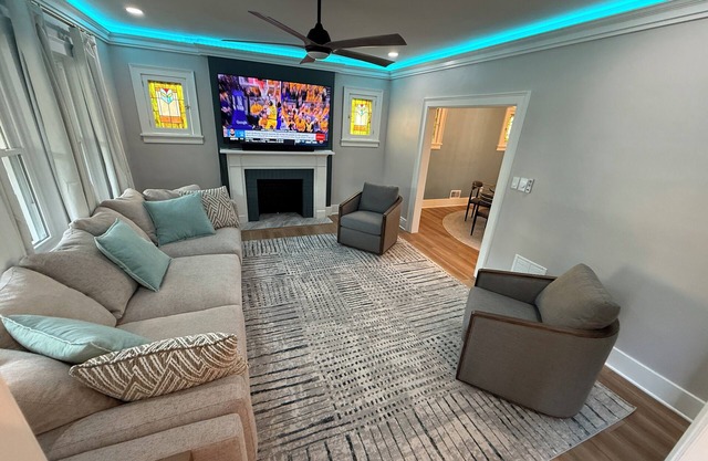 Lux 4-Bed Pittsburgh Gem w WiFi,Fenced Yard! Close to everything Pittsburgh!