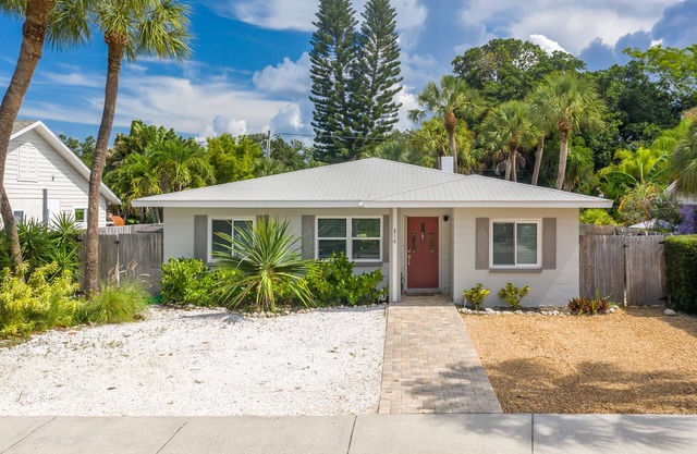 4/3 St. Pete Beach Pool Home - Quick Walk to Beach & Sunset!