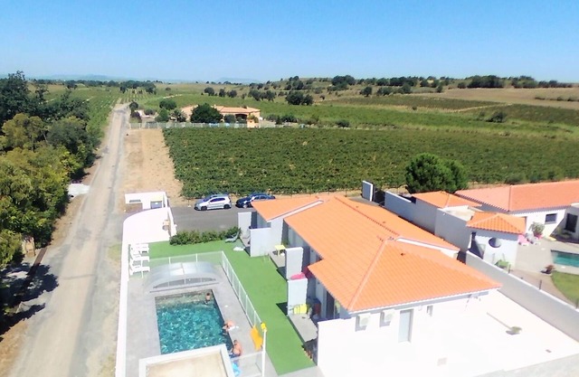 4 apartamentos en villa con piscina