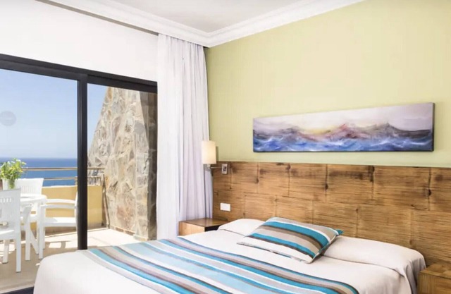 Apartamento 4★ con Vistas al Mar y Piscina en Bahía Feliz – Gran Canaria