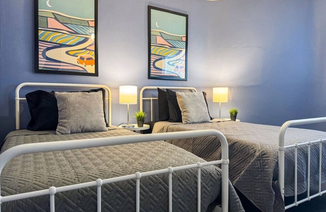 4 Apartments! 7 Bedrooms w/ 23 Beds & Parking WIFI