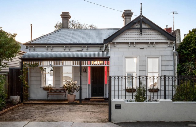 4 b/r house in Westgarth/Northcote with huge garden 15 min to tennis.