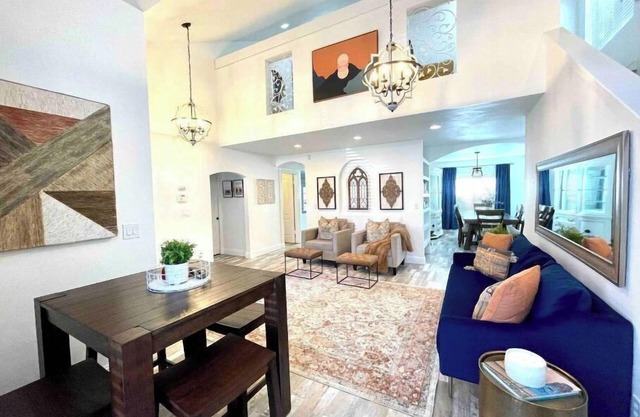 4 bd 2.5 ba Near.Buchanan HS with pool; sleeps 11