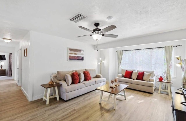 4-BD,2-BA Home Retreat, Laundry, Backyard
