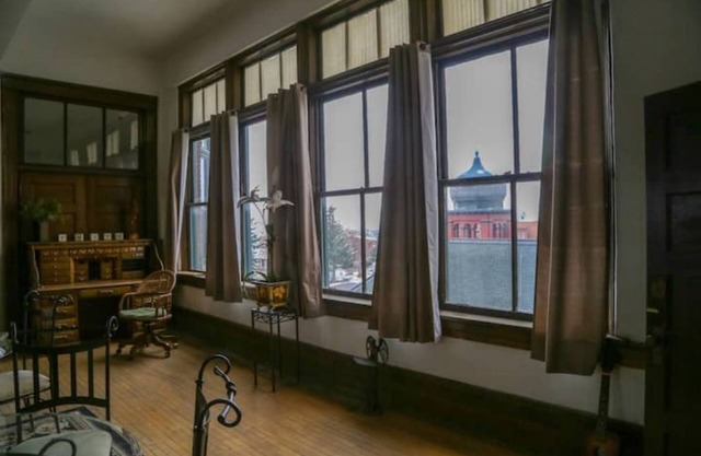 4 BD 2 BA Penthouse Historic Uptown Butte W/ Views