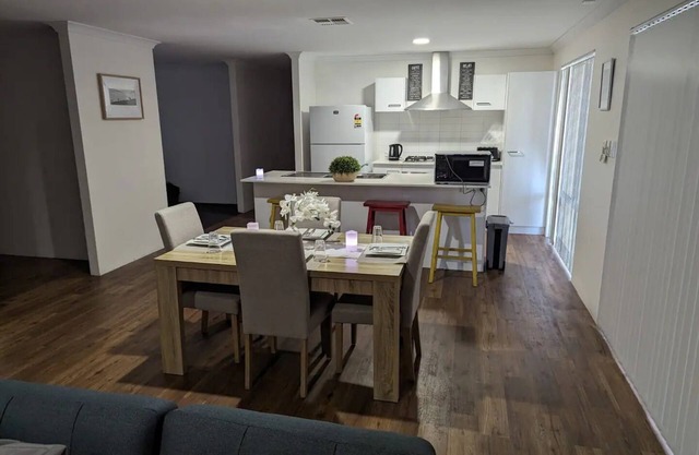 4 BDR Wandina Home with 5 TVs - Disability Access