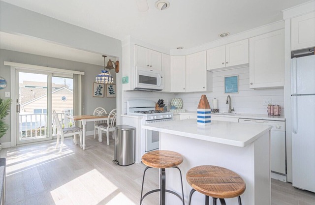 4 bdrm , 2 bath beach house 1 1/2 blocks from beach!