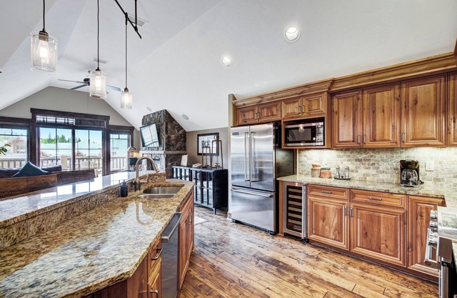4 Bdrm/4 Bath On Peak 7- Luxury & Modern 4 Bedroom Condo by RedAwning
