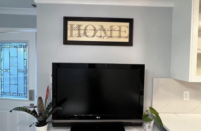 4 Bdrm Contemporary City Oasis Near PNE
