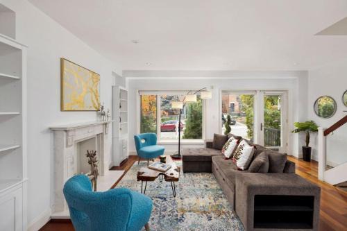 4 BDRM Downtown House - Urban Elegance with 2 cars Garage