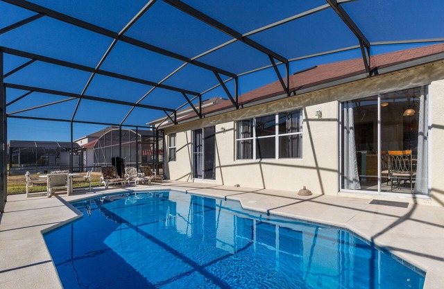 4 BDRM, SALA DE JUEGO, 2 BDRMS PRINCIPALES, 2 LIV RMS. 10MIN A DISNEY. PRV POOL SOL TODO EL DÍA