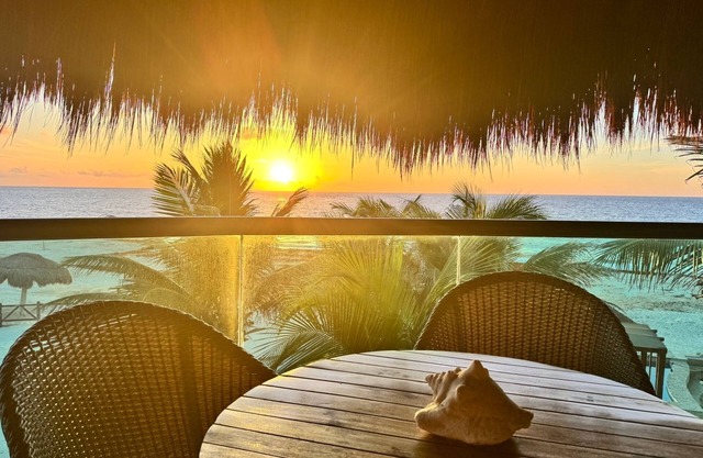 GORGEOUS 4 BDRS. ** FRENTE AL MAR , MAYO ESPECIAL SOLO A $1,560 USD!!