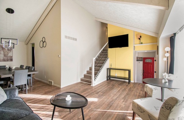 4 Bed; 2.5 Bath ; 940 Mbps ; Fenced Yard ; Grill