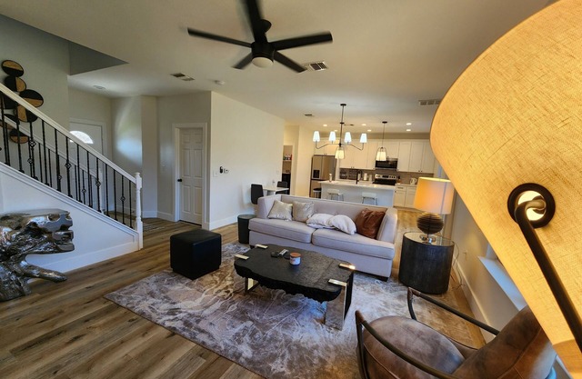 4 Bed, 2.5 bath House 9mins from Airport